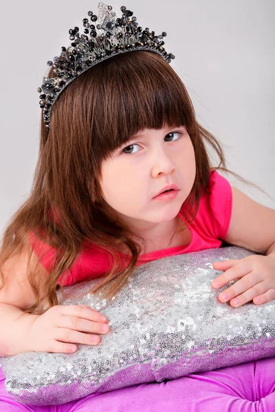 Porträt der schönen kleinen Mädchen in rosa Prinzessinnenkleid mit cr — Stockfoto