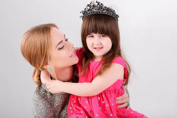 王冠と美しい蛾ピンクのお姫様の小さな女の子のドレスします。 — ストック写真