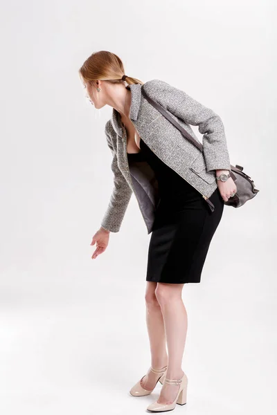 Fiatal gyönyörű üzleti nő szőke fekete ruha, kabát és — Stock Fotó