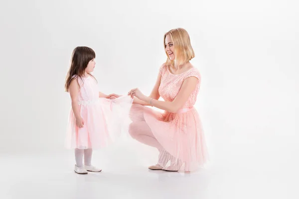 Blond mamma och söta lilla dotter i rosa klänningar prinsessor — Stockfoto