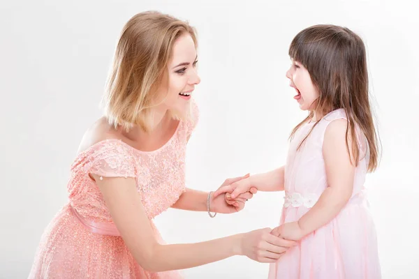 Blonde máma uklidňující dcera v růžové šaty princezny. dítě — Stock fotografie