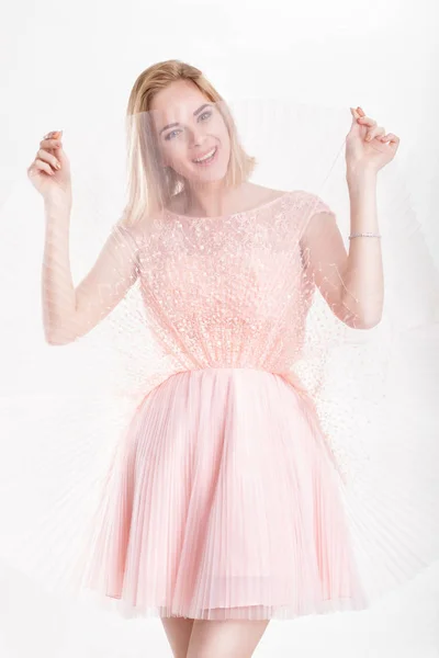 Όμορφη ξανθιά γυναίκα σε ένα ροζ φόρεμα κοκτέιλ χορεύοντας και havin — Φωτογραφία Αρχείου