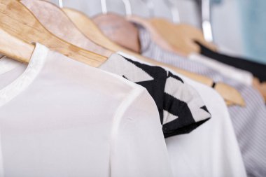 siyah ve beyaz kadın giyim moda sto rafa askı üzerinde