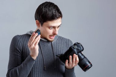 sürpriz fotoğrafçı Dslr d pil eklemeye çalışıyor