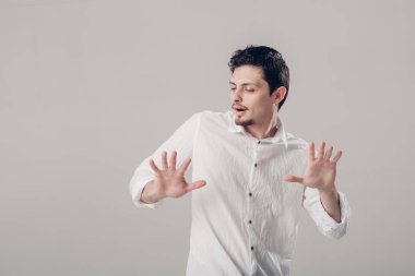 dans ve having fun gre üzerinde Beyaz gömlekli yakışıklı genç