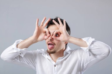 gömlek dalga içinde koyu saçlı genç çekici adam portresi