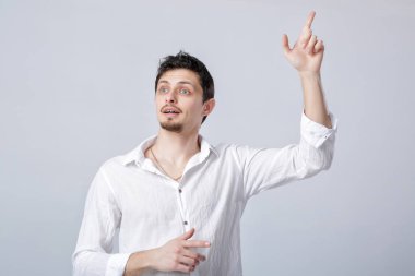 adam gri adam üstünde onun parmak yükselterek bir fikir