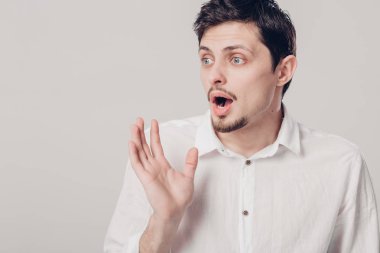 gri b Beyaz tişörtlü esmer adam genç çekici şaşırttı