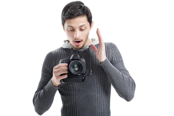 Удивленный профессиональный фотограф использовать цифровой фотоаппарат DSLR изол — стоковое фото