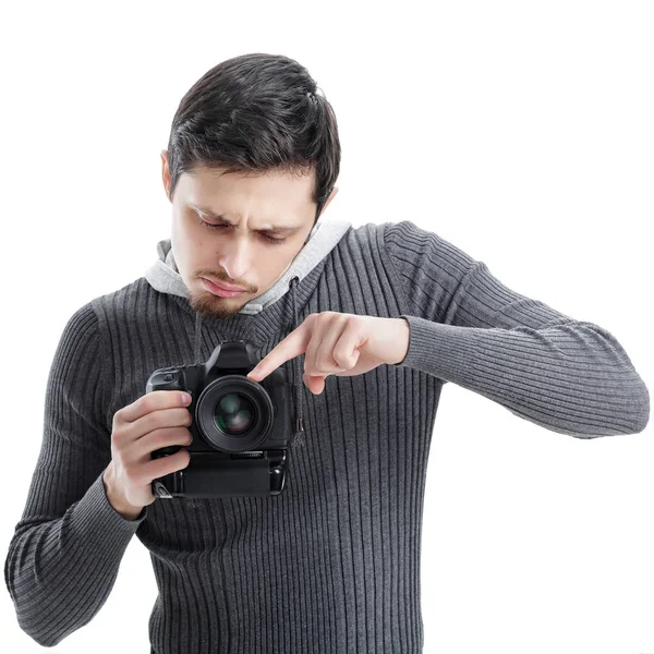 Joven fotógrafo instala la cámara aislada sobre fondo blanco —  Fotos de Stock