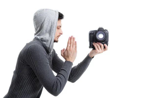 Giovane fotografo professionista prega per la fotocamera digitale DSLR è — Foto Stock