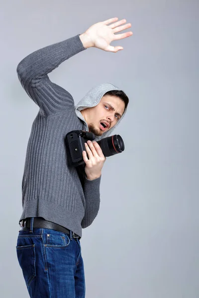 Korkmuş fotoğrafçı dijital SLR dijital fotoğraf makinesi fotoğrafçı ile kapatır — Stok fotoğraf