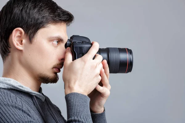 Ritratto profilo del fotografo professionista di successo utilizzare DSL — Foto Stock