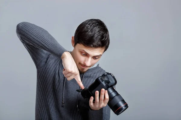 Giovane fotografo imposta fotocamera. ragazzo impara a fotografare su g — Foto Stock