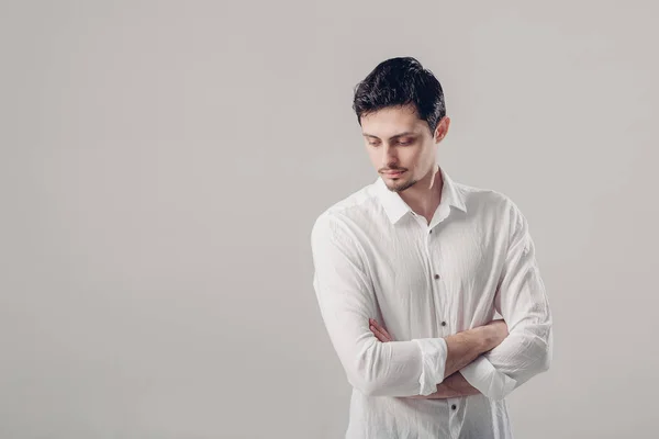 Retrato de belo jovem com cabelo escuro em camisa branca em — Fotografia de Stock