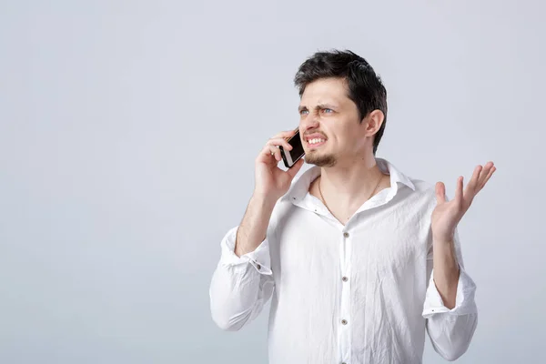 Πορτρέτο του ελκυστικό νεαρό άνδρα μελαχρινή στο πουκάμισο που μιλάει στο sm — Φωτογραφία Αρχείου