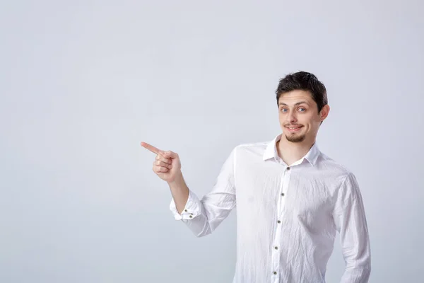 Ritratto di giovane con i capelli scuri in camicia bianca si presenta su — Foto Stock