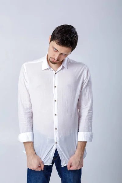 Joven guapo frustrado y resentido hombre de camisa blanca en gr — Foto de Stock
