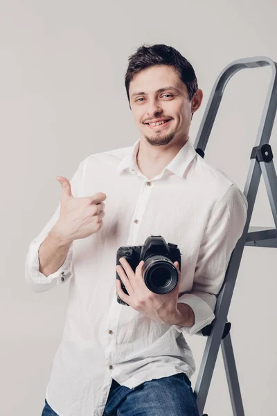 Başarılı profesyonel fotoğrafçı kullanıyorsanız, dijital SLR dijital fotoğraf makinesi — Stok fotoğraf