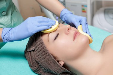 Şevval Özçelik Güzellik cilt kadın sünger ile temizler. Mükemmel temizlik - c