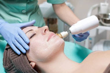 Şevval Özçelik Güzellik karşısında mekanik Temizleme yapar.