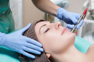 Şevval Özçelik Güzellik karşısında mekanik temizlik yapar. peeling, diamo