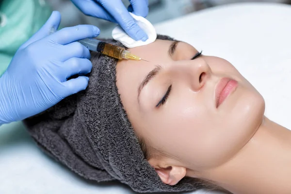 yordam Plasmolifting enjeksiyon. Cilt o içine enjeksiyon plazma