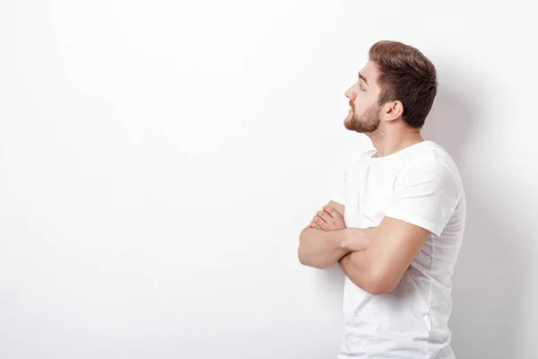 Portrait de profil d'homme beau avec la barbe regardant vers le côté — Photo