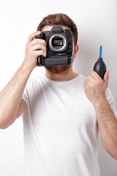 Fotograf rengöring kamera med vakuumpump. hand fläkt damm — Stockfoto