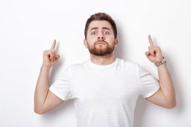 yukarı dönük sakallı yakışıklı adam. genç adam kameraya bakan