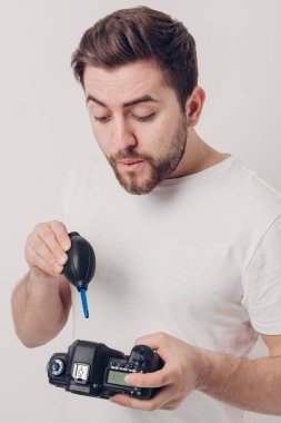fotoğrafçı fotoğraf makinesi vakum pompası ile temizlik. el üfleyici toz