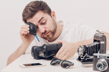 fotoğrafçı fotoğraf makinesi vakum pompası ile temizlik. el üfleyici toz