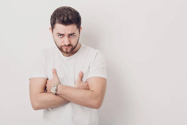 Retrato de belo jovem morena sério homem com barba em t - — Fotografia de Stock