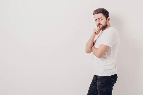 Retrato de bonito jovem pensando homem com barba olhando para cam — Fotografia de Stock