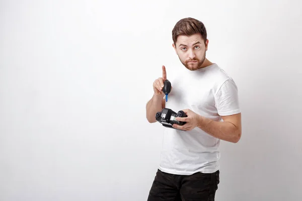 Photographe caméra de nettoyage avec pompe à vide. poussière de souffleur à main — Photo