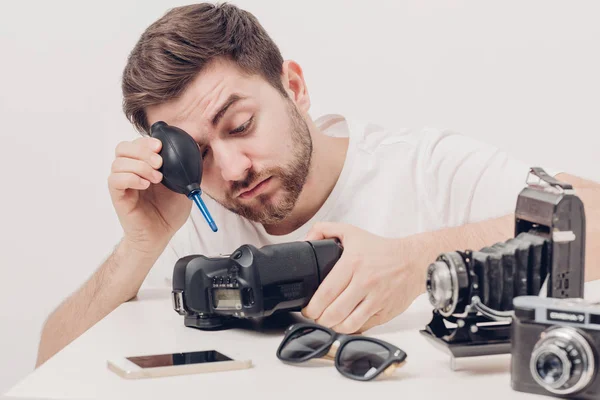 Fotograf rengöring kamera med vakuumpump. hand fläkt damm — Stockfoto