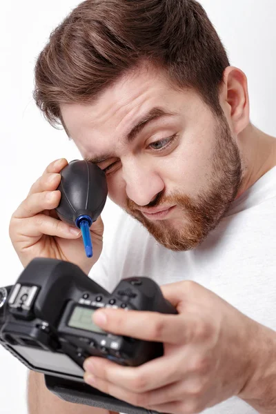 Macchina fotografica di pulizia con pompa a vuoto. polvere soffiatore mano — Foto Stock