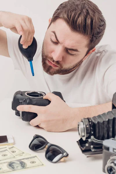 Photographe caméra de nettoyage avec pompe à vide. poussière de souffleur à main — Photo