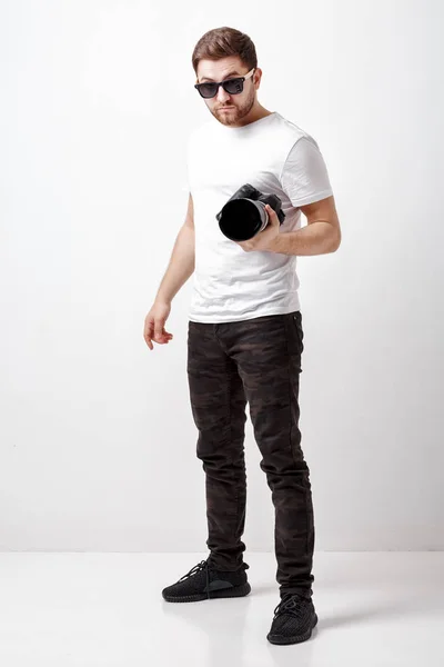 Joven fotógrafo profesional de éxito en camiseta usar digita —  Fotos de Stock