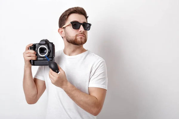 Macchina fotografica di pulizia con pompa a vuoto. polvere soffiatore mano — Foto Stock