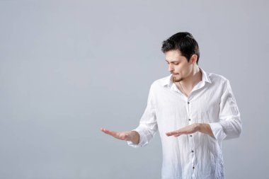 dans ve having fun gre üzerinde Beyaz gömlekli yakışıklı genç