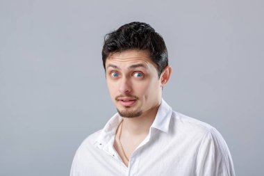 gri b Beyaz tişörtlü esmer adam genç çekici şaşırttı