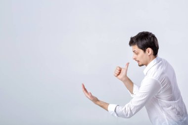 üzerinde Beyaz gömlekli koyu saçlı genç adam portresi ortaya