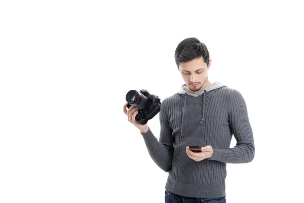 Professionell fotograf med Dslr digital kamera letar telefon — Stockfoto