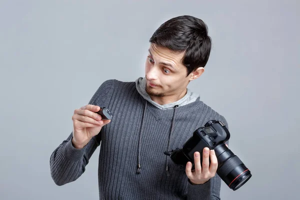 Jeune photographe installe l'appareil photo. gars apprend à photographier sur g — Photo