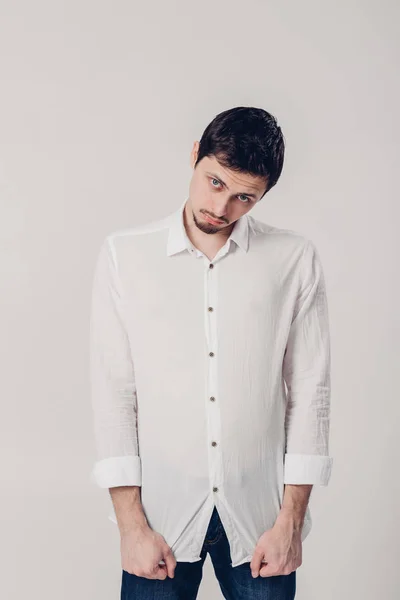 Bello giovane frustrato e risentito uomo in camicia bianca su gr — Foto Stock
