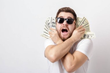 bir sürü holding gömlekli sakallı yakışıklı mutlu adam yüz-