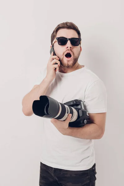 Giovane fotografo professionista in camicia bianca tiene cam digitale — Foto Stock