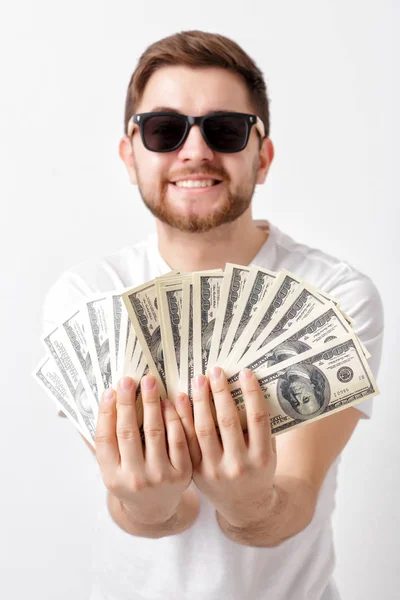 Guapo hombre sonriente con barba en camisa sosteniendo cien dólares — Foto de Stock