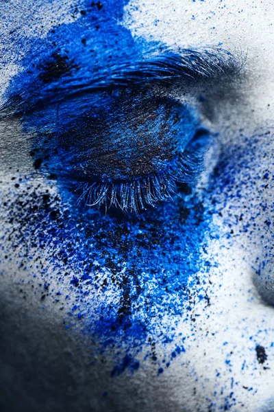 Κλείστε το μάτι του το κορίτσι της μόδας μοντέλο με πολύχρωμα σκόνη συνθέτουν — Φωτογραφία Αρχείου